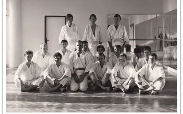 první tréninková skupina karate v ČB, uprostřed p. Hlaváček se svými svěřenci