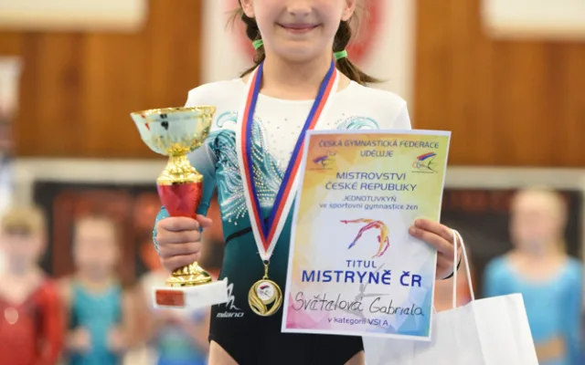 Vítězka kategorie VS1A Gabriela Svobodová s trofejemi za vítězství na mistrovství republiky 2023 v Ostravě v kategorii VS1A