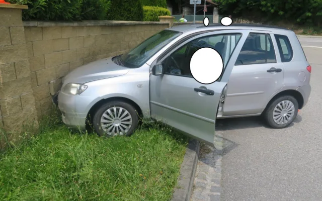 Opilý řidič srazil cyklistu a narazil do betonového plotu. Nadýchal přes čtyři promile