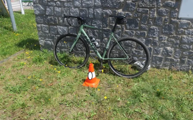 Opilý řidič srazil cyklistu a narazil do betonového plotu. Nadýchal přes čtyři promile