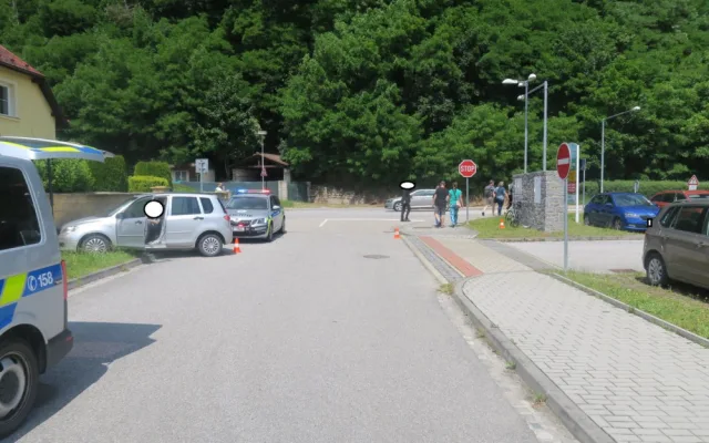 Opilý řidič srazil cyklistu a narazil do betonového plotu. Nadýchal přes čtyři promile
