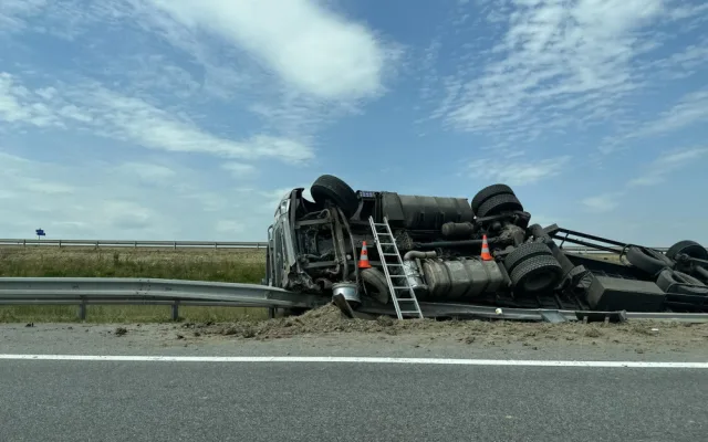 Na D3 se převrátil kamion, řidič skončil v nemocnici