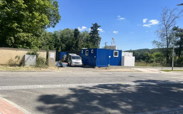 Z oken vidí chladící boxy pohřební služby. Neuctivé, zlobí se místní