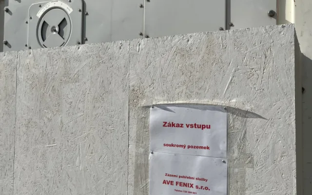 Z oken vidí chladící boxy pohřební služby. Neuctivé, zlobí se místní