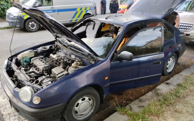 Další požáry automobilů v Českých Budějovicích. Nad ránem hořela dvě auta