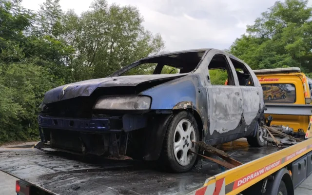 Další požáry automobilů v Českých Budějovicích. Nad ránem hořela dvě auta