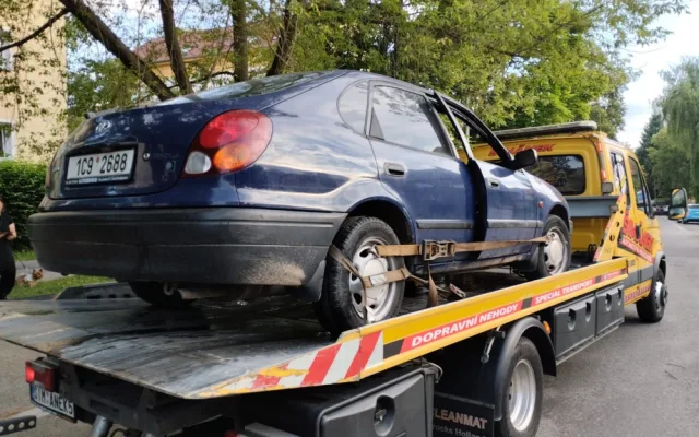 Další požáry automobilů v Českých Budějovicích. Nad ránem hořela dvě auta