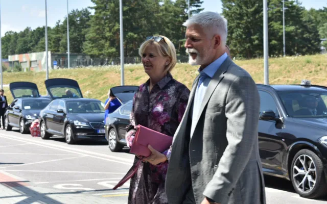Prezident Petr Pavel na návštěvě Jihočeského kraje. Prohlédl si letiště a Hardthmutovu vilu