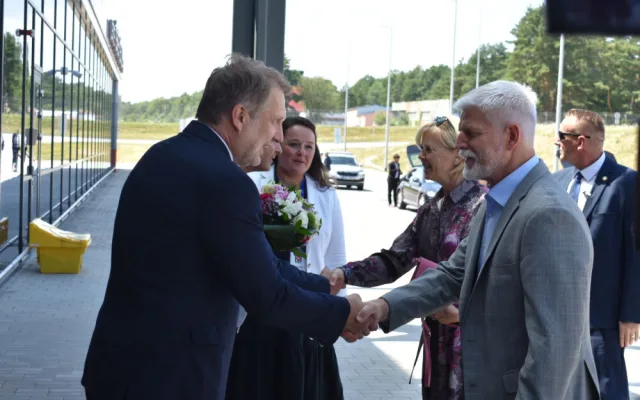 Prezident Petr Pavel na návštěvě Jihočeského kraje. Prohlédl si letiště a Hardthmutovu vilu