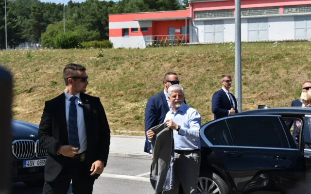 Prezident Petr Pavel na návštěvě Jihočeského kraje. Prohlédl si letiště a Hardthmutovu vilu
