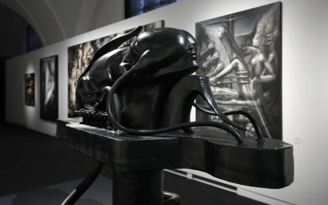 Alšova jihočeská galerie představuje na Hluboké tvorbu HR Gigera, autora Vetřelce.