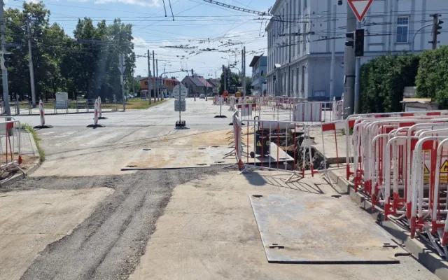 Uzavírku na Husově třídě řidiči nerespektují. Policie je musí na místě pokutovat