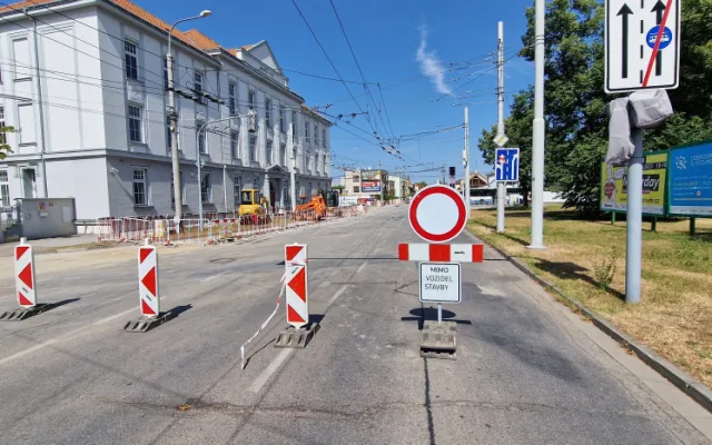 Uzavírku na Husově třídě řidiči nerespektují. Policie je musí na místě pokutovat