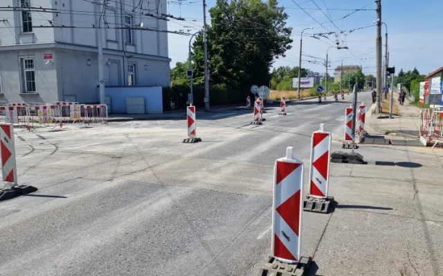 Uzavírku na Husově třídě řidiči nerespektují. Policie je musí na místě pokutovat