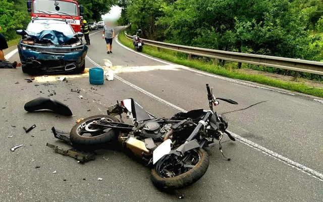 Vážná dopravní nehoda uzavřela silnici mezi Hněvkovem a Němčicemi na Strakonicku