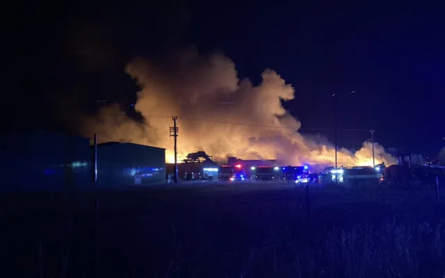 Požár skládky pneumatik v Borovanech. Škoda způsobená plameny jde do desítek milionů korun