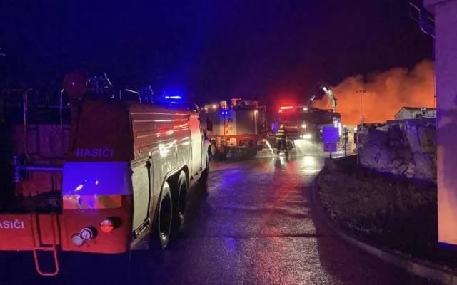 Požár skládky pneumatik v Borovanech. Škoda způsobená plameny jde do desítek milionů korun
