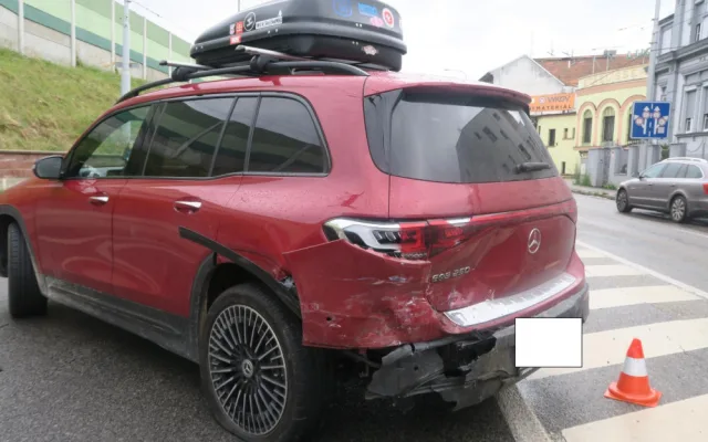 Opilý cizinec způsobil nehodu v dopravní špičce. Z místa odešel