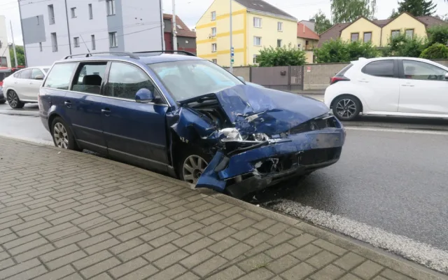 Opilý cizinec způsobil nehodu v dopravní špičce. Z místa odešel