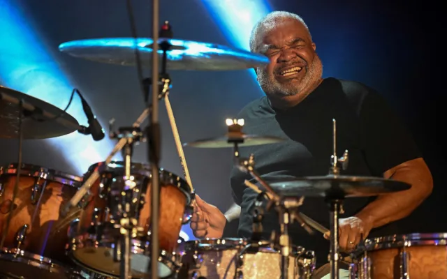 Pooge Bell archiv