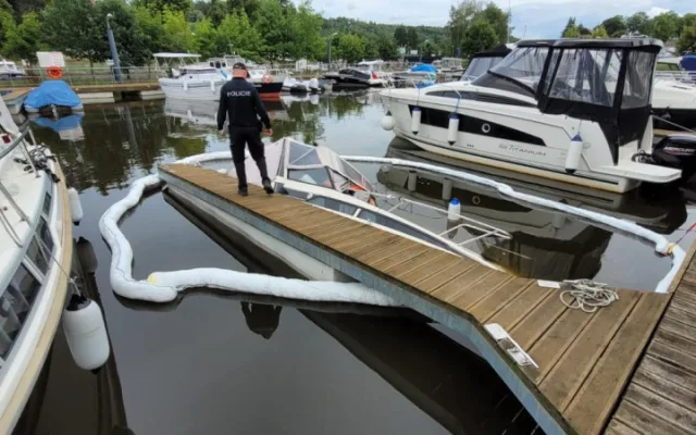 V přístavu v Hluboké nad Vltavou se potopila loď. Vytáhnout ji museli hasiči