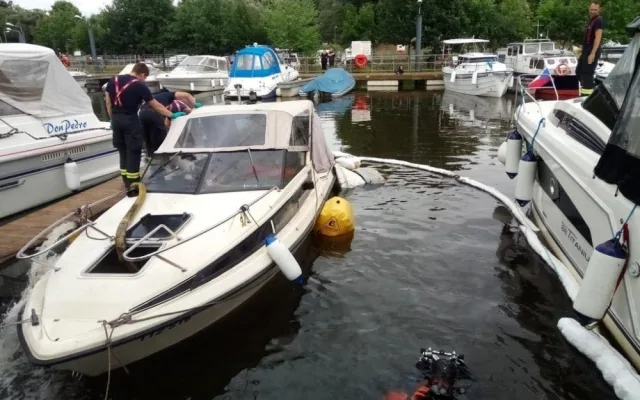 V přístavu v Hluboké nad Vltavou se potopila loď. Vytáhnout ji museli hasiči