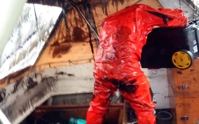 V přístavu v Hluboké nad Vltavou se potopila loď. Vytáhnout ji museli hasiči