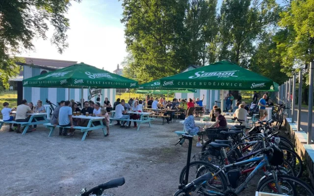 Pivovarská zahrada se nachází u Malého jezu na řece Malši.