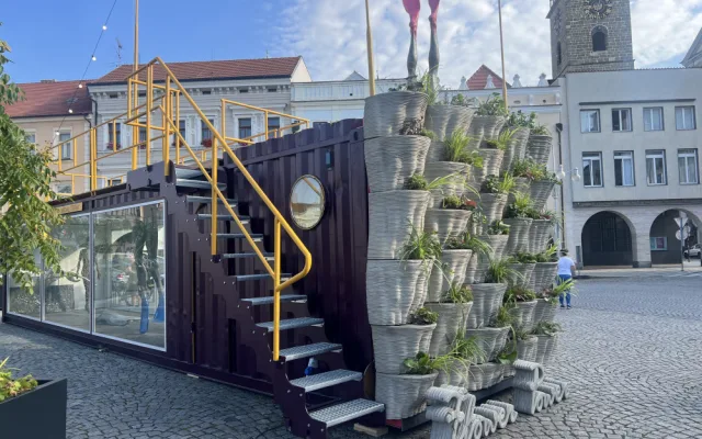 Z lodního kontejneru je mobilní galerie. Zdobí budějcké náměstí