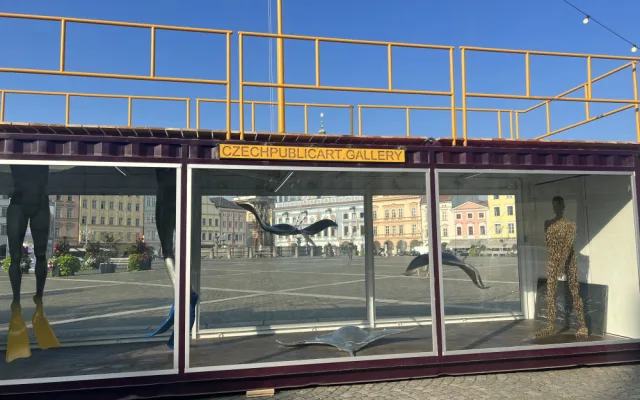 Z lodního kontejneru je mobilní galerie. Zdobí budějcké náměstí