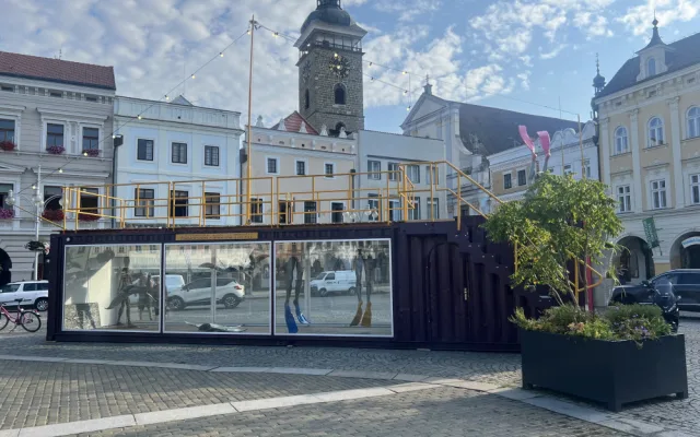 Z lodního kontejneru je mobilní galerie. Zdobí budějcké náměstí
