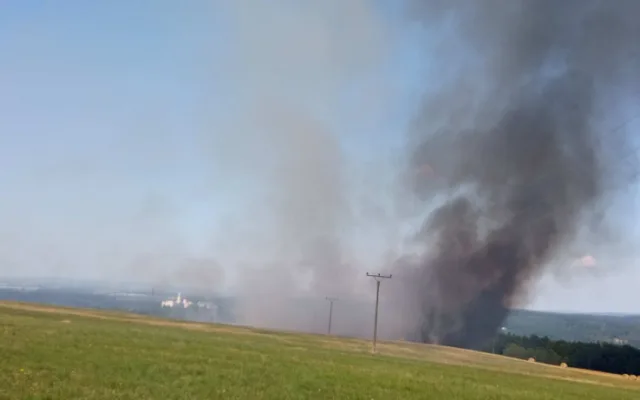 U Hosína hoří desetihektarové pole. Hasiči mají požár pod kontrolou