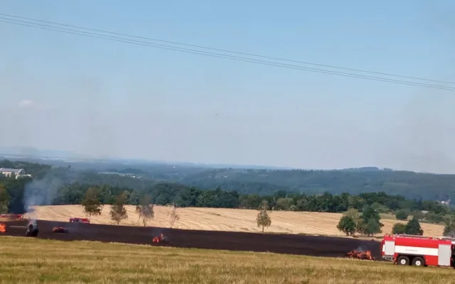 U Hosína hoří desetihektarové pole. Hasiči mají požár pod kontrolou