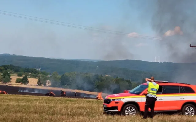 U Hosína hoří desetihektarové pole. Hasiči mají požár pod kontrolou