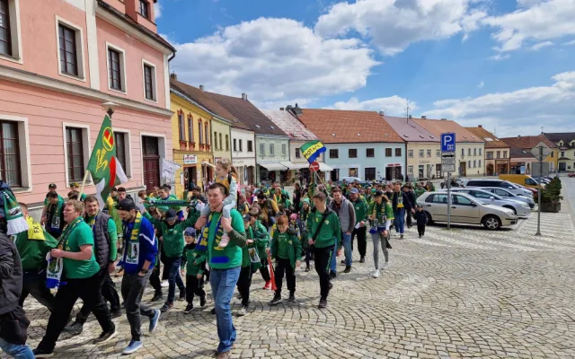 Pochod fanoušků Třebětic před utkáním v Dačicích.