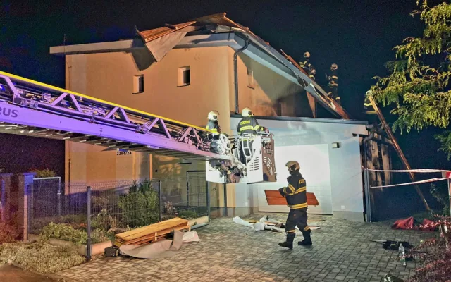Českobudějovická Stradonická ulice, kde vítr vzal čast střechy. Foto: HZS JK