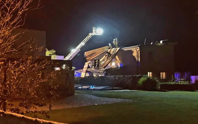 Českobudějovická Stradonická ulice, kde vítr vzal čast střechy. Foto: HZS JK