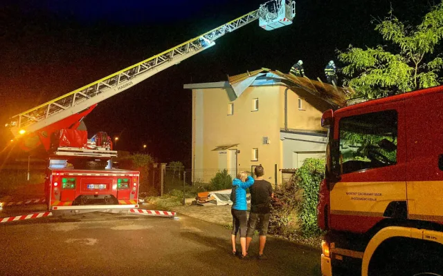 Českobudějovická Stradonická ulice, kde vítr vzal čast střechy. Foto: HZS JK