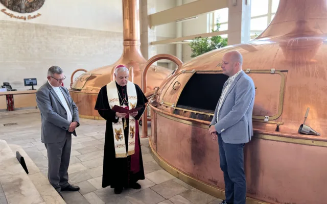 V Budvaru požehnali speciální várce piva. Peníze z prodeje půjdou na charitu