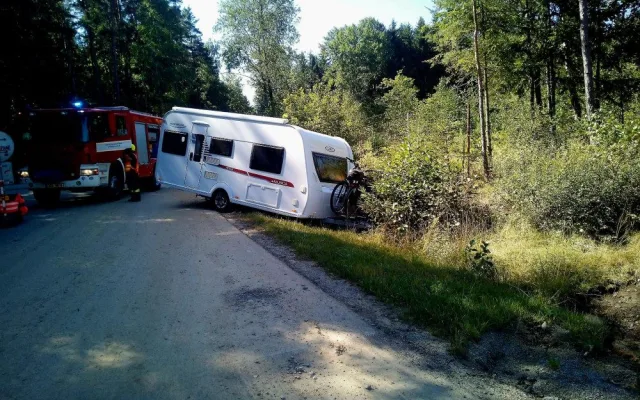 Senior zajel s karavanem na staveniště dálnice. Zemřel, když se snažil odjet pryč