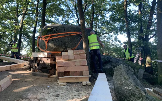 Viklan je oblý skalní blok nebo balvan, který spočívá na podloží jen nepatrnou plochou.