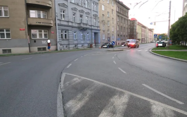 Řidič před policisty naboural do značky, pak nadýchal přes 3,5 promile