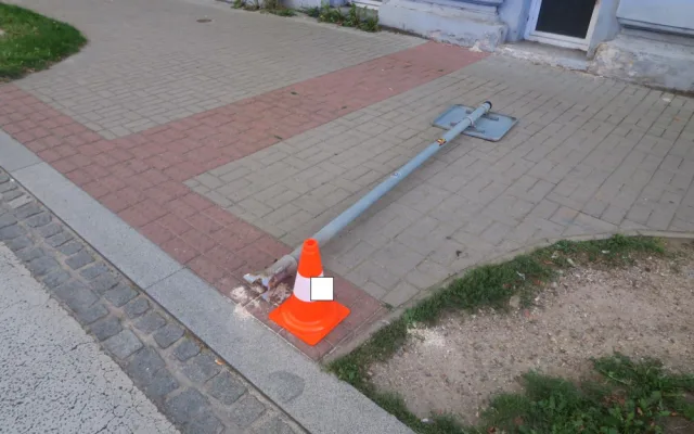 Řidič před policisty naboural do značky, pak nadýchal přes 3,5 promile