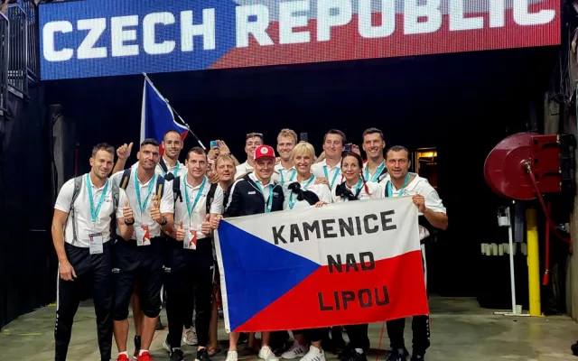 Vendula Matějů (první řada třetí zprava) reprezentovala Česko na hasičských hrách.