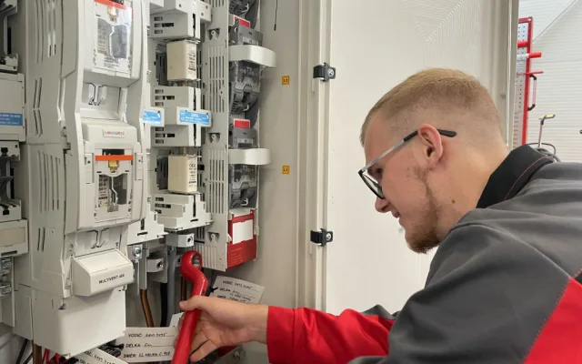 Třídy jsou plné mladých elektrikářů, libují si školy i energetické firmy