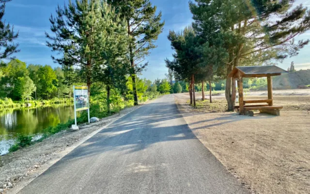 Cyklostezka spojuje Planou a Boršov nad Vltavou.