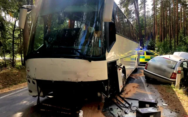 U Tábora se srazil autobus plný dětí s osobním autem. Jeden člověk zemřel