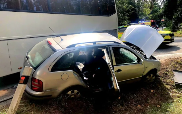 U Tábora se srazil autobus plný dětí s osobním autem. Jeden člověk zemřel