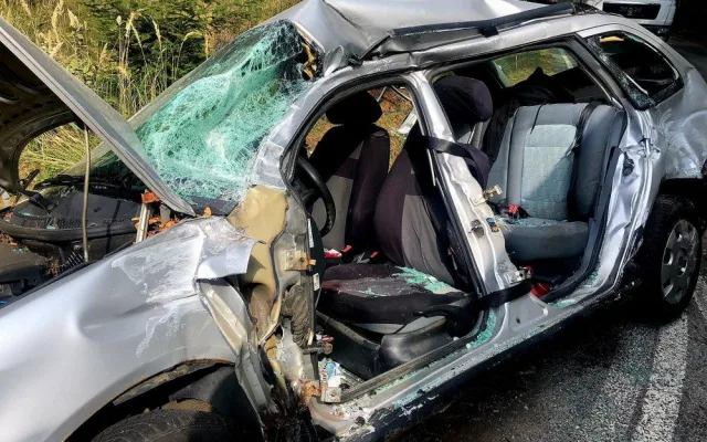 U Tábora se srazil autobus plný dětí s osobním autem. Jeden člověk zemřel
