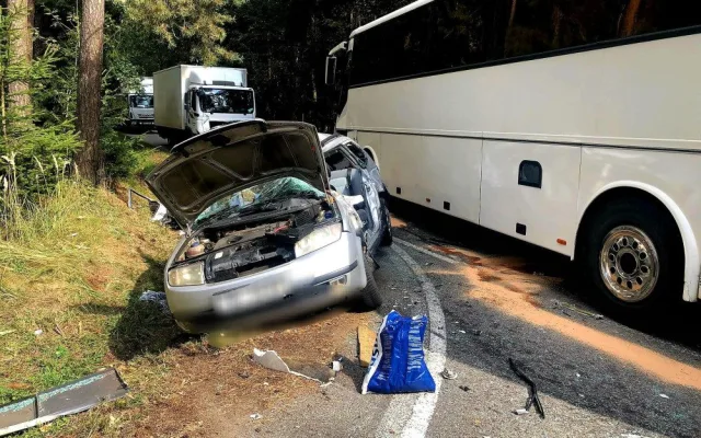 U Tábora se srazil autobus plný dětí s osobním autem. Jeden člověk zemřel